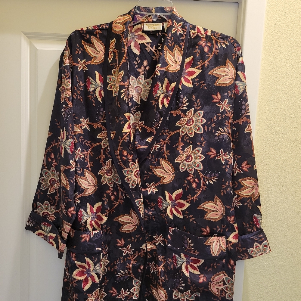 Victoria's Secret Vintage  Satin Robe In Excellent Condition, size M/L
